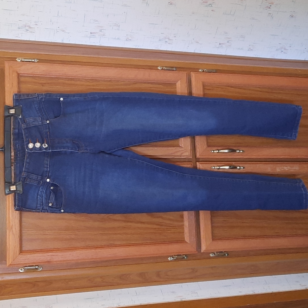 Minerva Straight Legged Jeans
